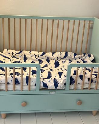 Lettino neonato Ikea azzurro con cassetto.