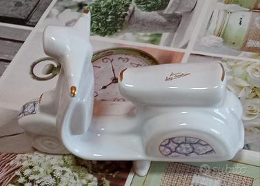 Moto vespa in fine porcellana linea lady carolin.