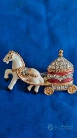 Spilla cavallo bianco che traina una carrozza