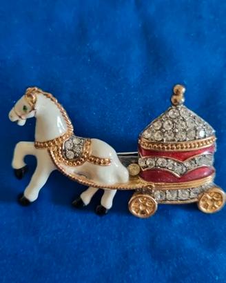 Spilla cavallo bianco che traina una carrozza