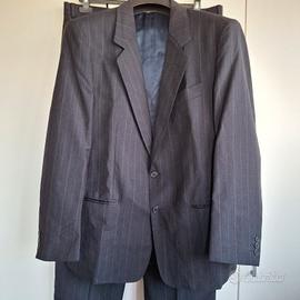 Completo elegante uomo.