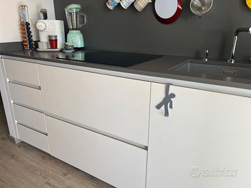 Cucina modulnova bianca e grigia