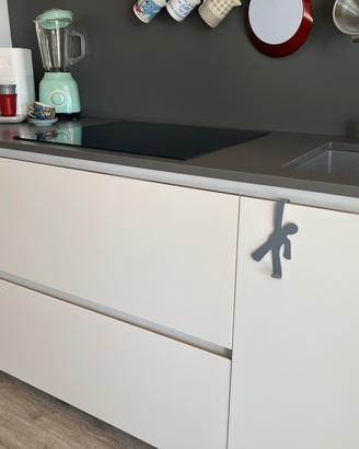Cucina modulnova bianca e grigia