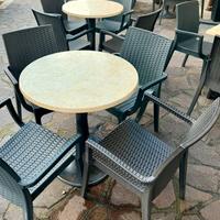 Tavoli con sedie da esterno