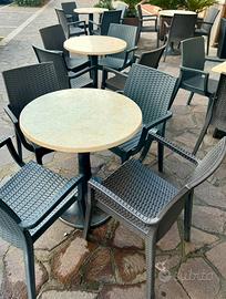 Tavoli con sedie da esterno