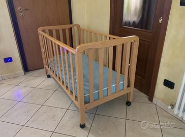 Lettino con altezza sbarre regolabili e materasso