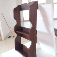 Antica portaspezie in legno