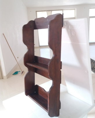 Antica portaspezie in legno