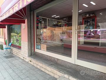 Locale commerciale con due ampie vetrine