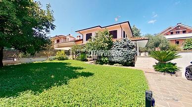 VILLA DI TESTA CON PISCINA ED AMPIO GIARDINO