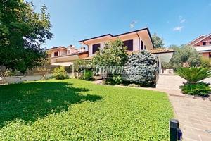 VILLA DI TESTA CON PISCINA ED AMPIO GIARDINO