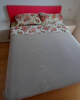 Letto matrimoniale con due comodini