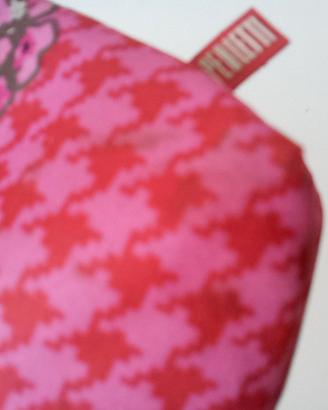 E una  piccola borsa perletti per bambine.