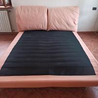 letto matrimoniale con testiera imbottita