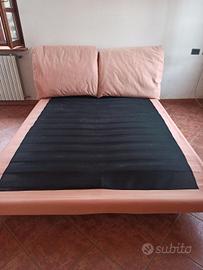 letto matrimoniale con testiera imbottita