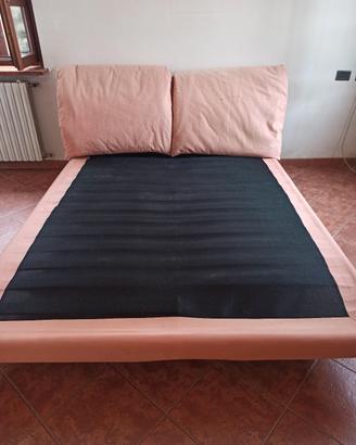 letto matrimoniale con testiera imbottita