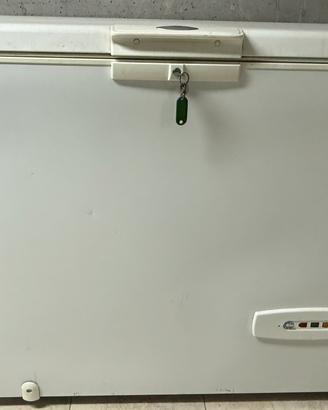 congelatore a pozzetto 230 litri
