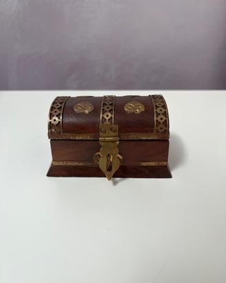 Piccolo bauletto porta oggetti in legno