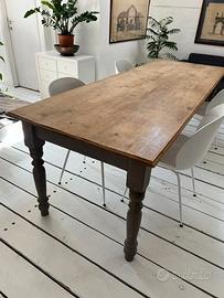 tavolo in legno con gambe tornite