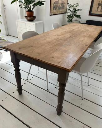 tavolo in legno con gambe tornite