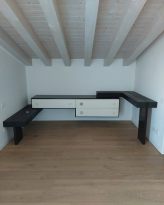 Arredamento da camera con cassettiera e porta TV