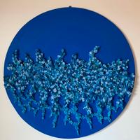 Opera d'arte blu realizzata in carta fatta a mano