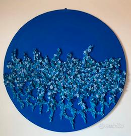 Opera d'arte blu realizzata in carta fatta a mano