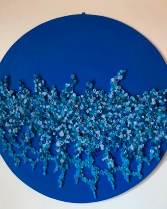 Opera d'arte blu realizzata in carta fatta a mano