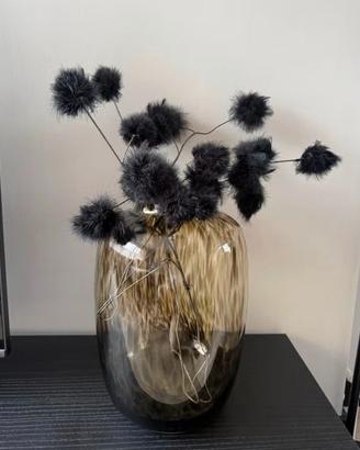 Elegante vaso in vetro con piume decorative nere