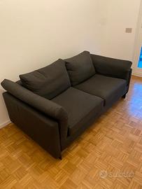 Divano in tessuto grigio scuro 