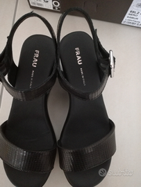 Sandali di pelle nera Frau con zeppa