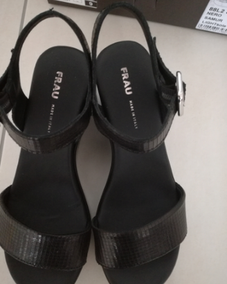 Sandali di pelle nera Frau con zeppa