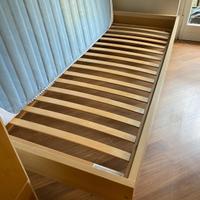 Armadio e letto con materasso