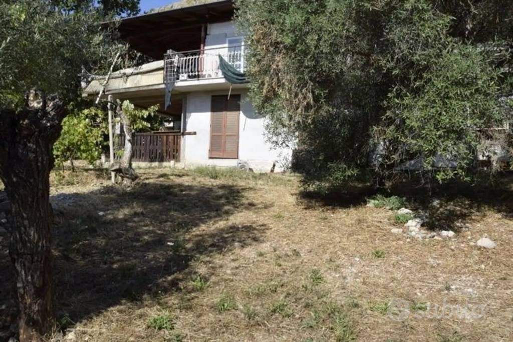 Rustico / Casale di 240 m² con più di 5 locali a F - Vista 3