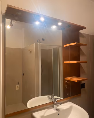 Mobile bagno con specchio e faretri led