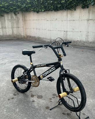 Bicicletta BMX marca RoyalBugatti, modello Tornado