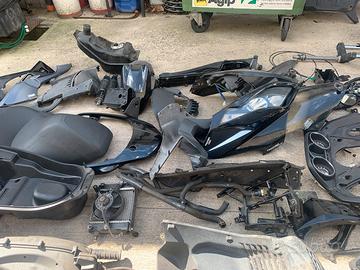 Kymco Downtown 300 pezzi di ricambio completi