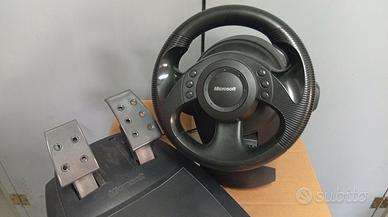 volante e pedaliera per personal computer