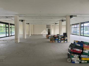 NEGOZIO A BUSSOLENGO