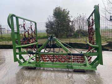 Trattore erpice a strascico per prati
