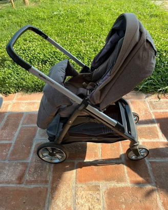 Inglesina Aptica Trio + seggiolino isofix + borsa