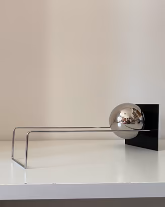 Porta libri decorativo in stile mid century modern
