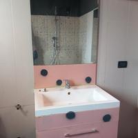 lavabo bagno con mobile specchio e luce