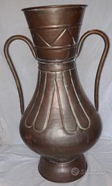 VASO IN RAME A FORMA DI ANFORA CON MANICI