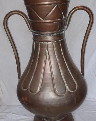 VASO IN RAME A FORMA DI ANFORA CON MANICI