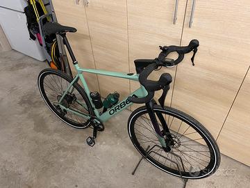 Bicicletta gravel assistita