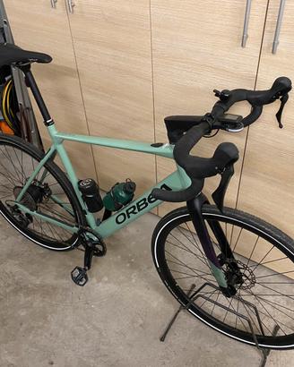 Bicicletta gravel assistita