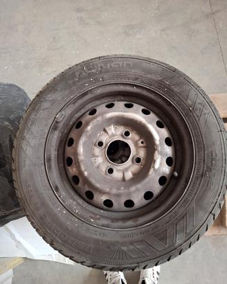 cerchi e gomme nissan nv200