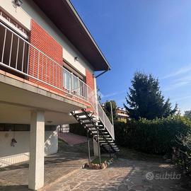 VILLA A SCHIERA D'ANGOLO A ALZANO LOMBARDO