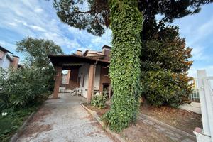 VILLETTA D'ANGOLO CON SCOPERTO ESCLUSIVO E AMPIO P